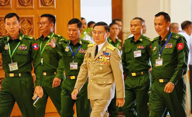 緬甸內比都，2026年4月10日周五，副總司令覺蘇林將軍（Gen. Kyaw Swar Lin）（中）抵達聯邦議會出席宣誓就職儀式。(美聯社圖片/昂山烏（Aung Shine Oo）) AP圖片