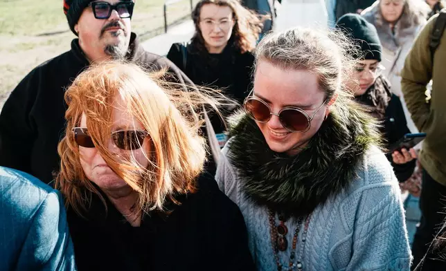 艾莎·埃勒魯普（左）與女兒維多利亞·休爾曼抵達法院外。被控涉及長島臭名昭著的吉爾戈海灘連環殺人案的雷克斯·休爾曼，預計於2026年4月8日周三在紐約里弗黑德的薩福克縣法院認罪。（美聯社圖片/Eduardo Munoz Alvarez） AP圖片