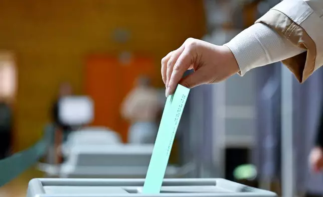 2026年4月12日周日，匈牙利布達佩斯，一名女子在匈牙利國會選舉期間於票站投票。(美聯社圖片/Denes Erdos) AP圖片