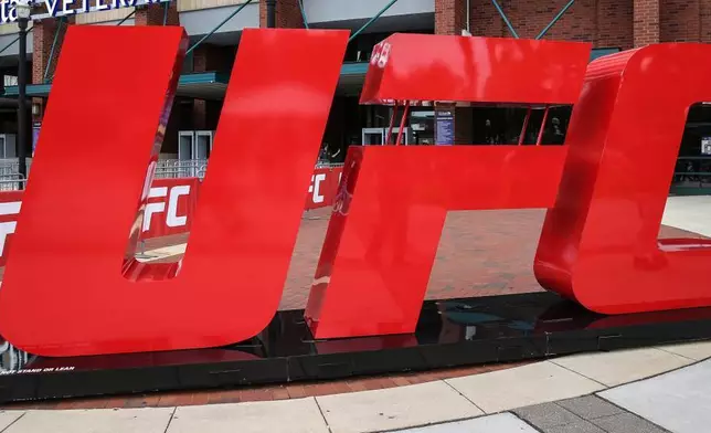 檔案圖片：2021年4月24日，一個UFC標誌豎立在佛羅里達州傑克遜維爾（Jacksonville, Fla.）競技場外。(美聯社圖片/Gary McCullough) AP圖片