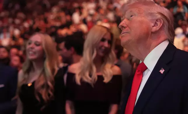 2026年4月11日周六，總統特朗普在邁阿密卡西亞中心（Kaseya Center）出席UFC 327賽事。(美聯社圖片/Julia Demaree Nikhinson) AP圖片