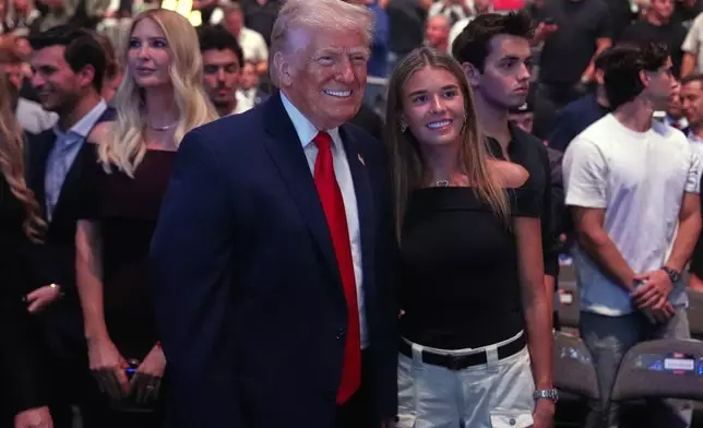 2026年4月11日周六，總統特朗普與凱特朗普（Kai Trump）在邁阿密卡西亞中心（Kaseya Center）出席UFC 327賽事。(美聯社圖片/Julia Demaree Nikhinson) AP圖片