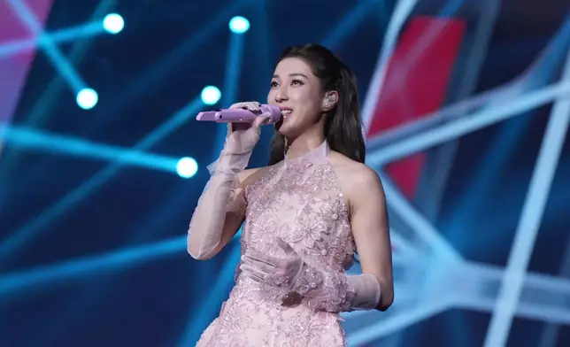 鍾嘉欣展現舞台正能量魅力