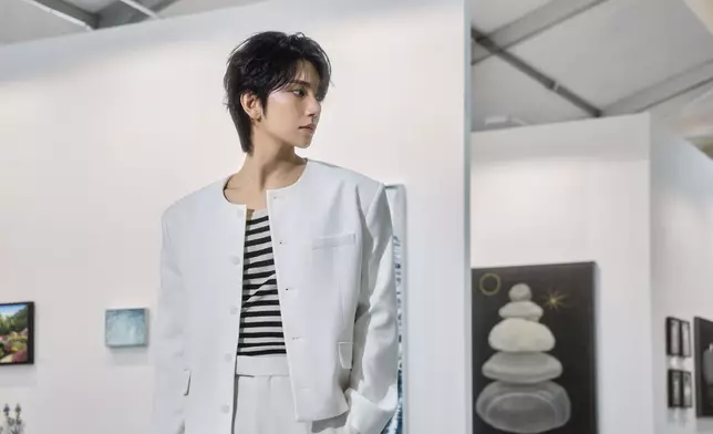 JOSHUA 走進 Art Central，遊走多個藝廊展區，近距離欣賞國際及本地藝術家的創作。旅發局圖片