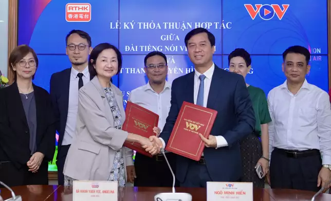 廣播處長關婉儀（前排左）與越南之聲廣播電台副台長吳明顯（前排右）簽署合作備忘錄。港台圖片