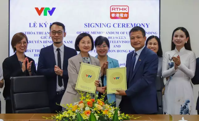 廣播處長關婉儀（前排左）與越南電視台副台長杜德黃（前排右）簽署合作備忘錄。港台圖片