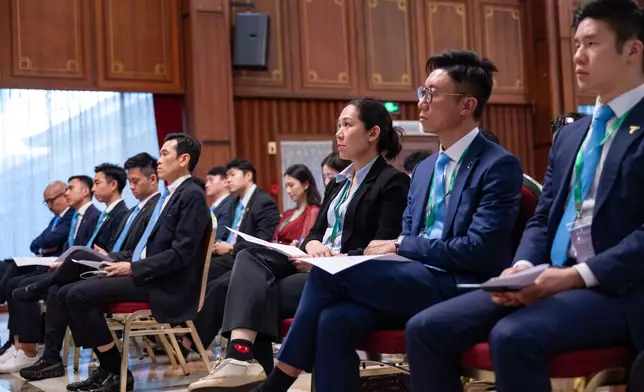 香港青年聯會架構成員專心聆聽大使張建衛的分享。