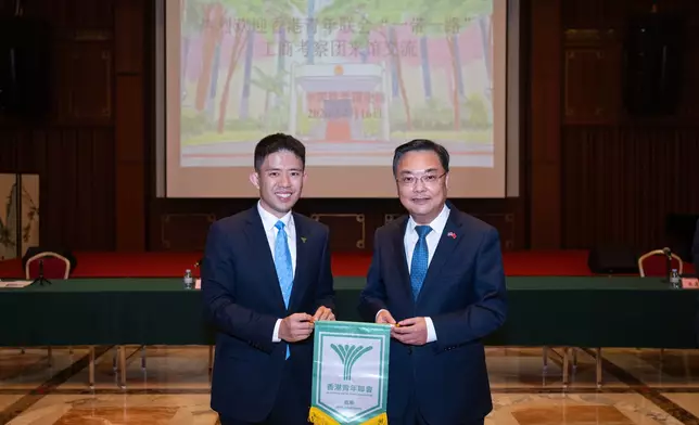 香港青年聯會主席蔡曜陽及中國駐泰國大使館大使張建衛合照。