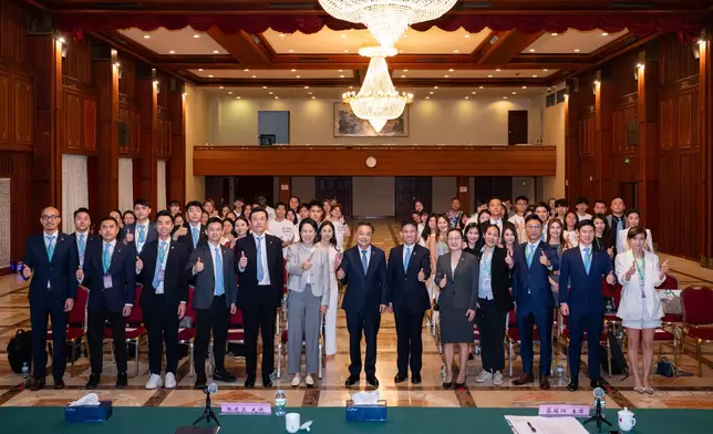 香港青年聯會架構成員、香港大專院校以及一帶一路學生大合照。