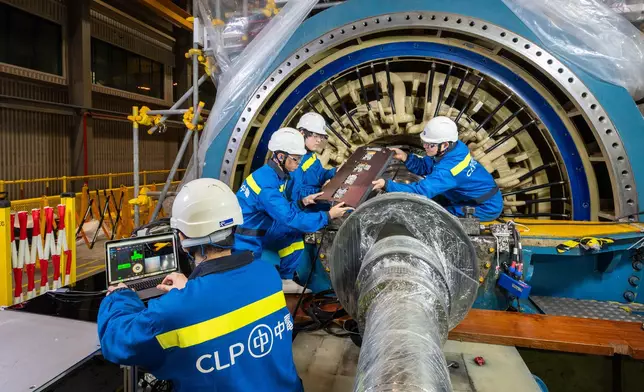 理大科研團隊與中華電力工程人員於龍鼓灘發電廠測試智能「發電機檢測機械人」的應用情況。