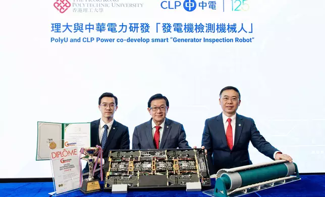 理大電機及電子工程學系光電子講座教授譚華耀教授（中）、中華電力發電業務部高級總監劉志強（右一）、理大研究助理梁銘方（左一）出席聯合傳媒簡布會，介紹理大與中華電力攜手研發「發電機檢測機械人」，以創新科研開創自動化檢測方案。