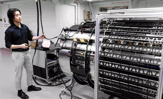 理大科研團隊與中華電力工程團隊共同研發一款專為相關發電機特定結構而設計、僅厚36毫米的「發電機檢測機械人」，有效提升檢查效率，並優化長遠的維修保養安排。