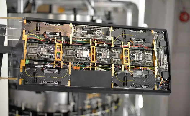 發電機檢測機械人可跨越氣隙內的通風擋板進行三項主要檢測工序，包括檢查通風管道、定子內部鐵芯片絕緣狀況檢測，以及透過敲擊定子內的楔塊進行緊固度檢測。