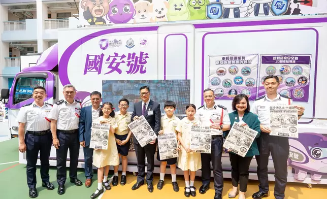 嘉賓與師生於啟動禮合照