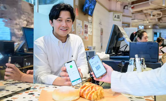 紅豆冰室負責人陳兆秋先生表示中電消費券為店舖帶來人流及額外收入