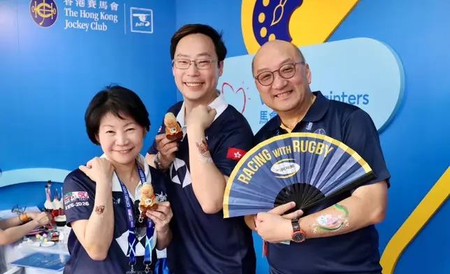 文化體育及旅遊局常任秘書長沈鳳君（左）、政府體育專員蔡健斌（中）及香港賽馬會公司事務執行總監譚志源（右）於馬會展區體驗畫彩繪。