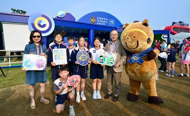 馬會主席廖長江（右二）及其太太（左一）獲「賽馬會社區七人欖球計劃」受惠者致謝。