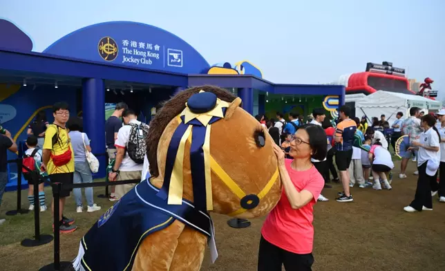 馬會董事馮婉眉參觀馬會展區。