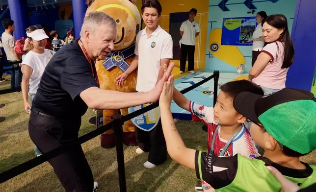 馬會行政總裁應家柏參觀馬會展區並與現場小朋友互動。