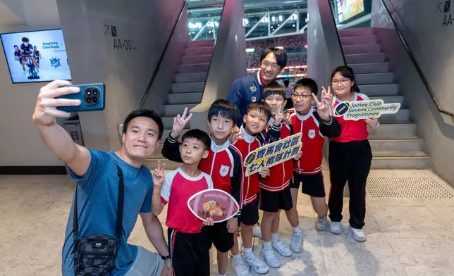 香港國際七人欖球賽大使姚錦與賽馬會社區七人欖球計劃受惠小學生。