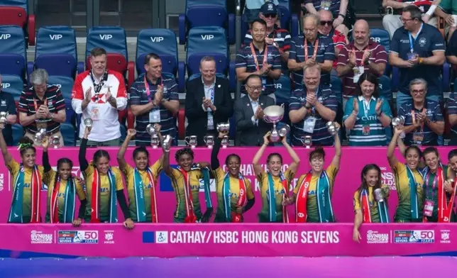 馬會主席廖長江（第二排右六）頒發女子銀碗級別的獎座給得奬隊伍 — 巴西。