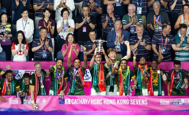 行政長官李家超（第二排左五）、香港賽馬會主席廖長江（第二排左一）和一眾嘉賓出席「香港國際七人欖球賽」頒獎禮。