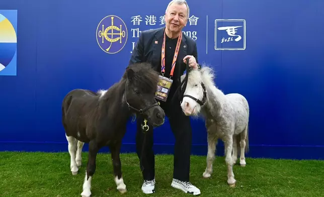 馬會行政總裁應家柏於馬會展區與雪特蘭小馬合照。