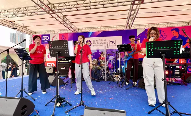 由馬會義工隊組成的「CARE 樂隊」在「七欖」球迷村帶來精彩演出。