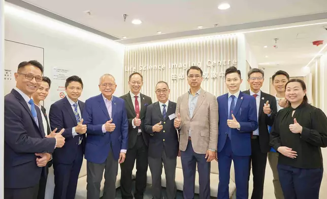 港協暨奧委會代表參觀浸大生命科學成像中心。