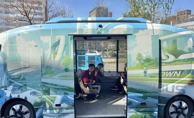 考察北京市高級別自動駕駛示範區體驗自動駕駛車。