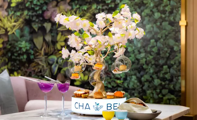 「澳門銀河」以「CHA BEI果漾花間下午茶」展開一席花間午後，由西餅行政總廚任樂軒與法國最佳工匠 Pierre‑Henri Roullard 以花果與茶香為語言，將光影、香氣與甜美，靜靜織成一場如夢似畫的感官花園。
