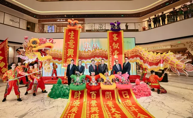 精彩醒獅表演為杭州恒隆廣場揭開序幕，寓意吉祥如意、繁榮昌盛