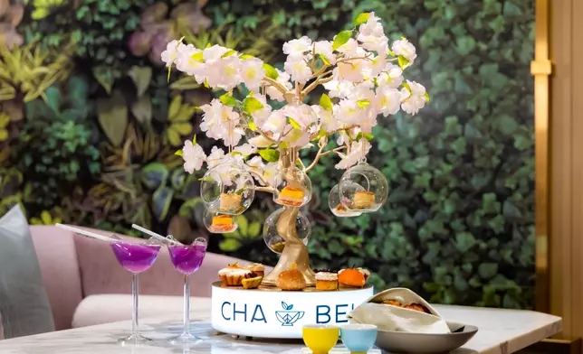 「澳門銀河」以「CHA BEI果漾花間下午茶」展開一席花間午後，由西餅行政總廚任樂軒與法國最佳工匠 Pierre‑Henri Roullard 以花果與茶香為語言，將光影、香氣與甜美，靜靜織成一場如夢似畫的感官花園。