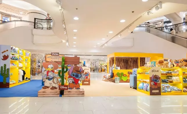 集合迪士尼人氣角色史迪仔與唐老鴨的「西部大冒險」主題期間限定店，於即日起至2026年4月29日於銅鑼灣時代廣場亮相！