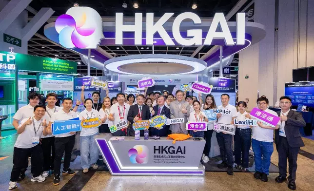 香港生成式人工智能研發中心（HKGAI）於 InnoEX 向市民及業界展示一系列 AI 應用成果，香港科技大學首席副校長、HKGAI 主任郭毅可教授聯同一眾團隊成員合照