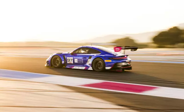 賽車於跑道高速行駛