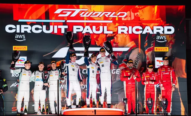 Rutronik Racing 97 號保時捷賽車於賽道馳騁