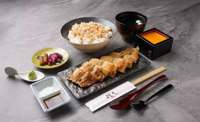 鰻丸白燒御膳呈現鰻魚原味