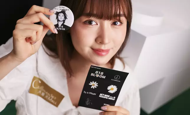 顧客凡購買「818 BLOOM」小雛菊積木禮盒_一盒，即有機會獲贈彩色邊框「818 BLOOM」限定相片一張及隨機贈品一件（人像相片一張或小花飾物一個）