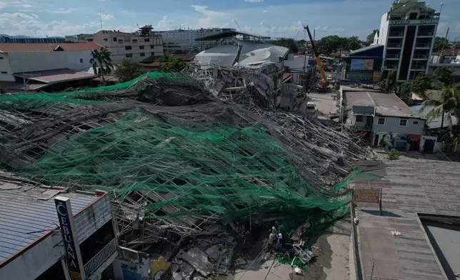 2026年5月24日周日，菲律賓馬尼拉以北邦板牙省安吉利斯市，一幢倒塌大廈相信有多人被困。(美聯社圖片/Aaron Favila) AP圖片