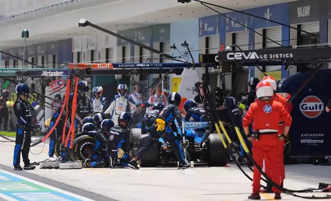 威廉士（Williams）車手、泰國籍的阿歷山大·艾邦（Alexander Albon）在周六（2026年5月2日）於佛羅里達州邁阿密花園舉行的邁阿密一級方程式大獎賽衝刺賽期間進行維修站。(美聯社圖片/麗貝卡·布萊克威爾，資料圖片) AP圖片