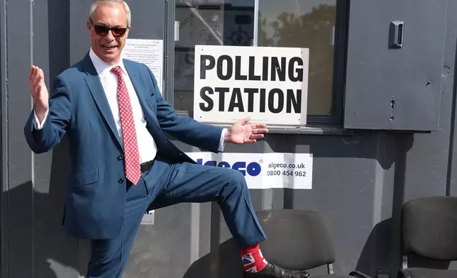 英國改革黨（Reform UK）領袖法拉奇（Nigel Farage）於2026年5月7日抵達英格蘭沃爾頓濱海納茲（Walton on the Naze）的一個投票站，準備在地方選舉中投票，並展示他的襪子。(美聯社圖片/Richard Pelham) AP圖片