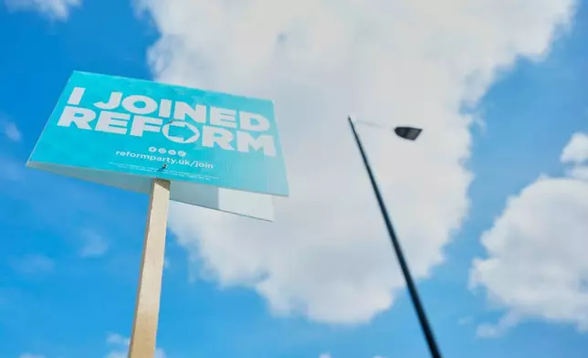 2026年5月6日周三，倫敦，有住戶在地方議會選舉前夕，掛上改革英國黨（Reform UK）的政治標誌，以示支持。(美聯社圖片/Alastair Grant) AP圖片