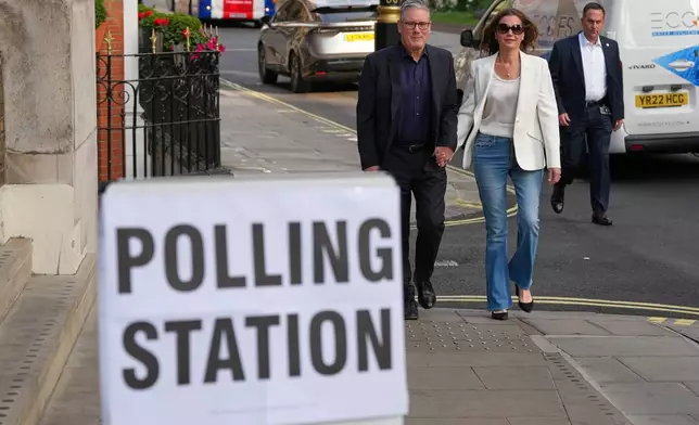 2026年5月7日周四，英國首相施紀賢（Keir Starmer）與妻子維多利亞抵達倫敦市中心一個投票站，為地方選舉投票。(美聯社圖片/Kirsty Wigglesworth) AP圖片