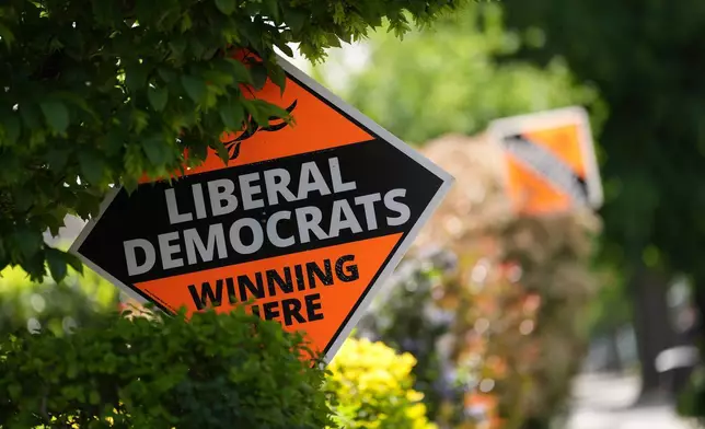 2026年5月6日周三，倫敦，有住戶在地方議會選舉前夕，掛上自由民主黨（Liberal Democrats）的政治標誌，以示支持。(美聯社圖片/Alastair Grant) AP圖片