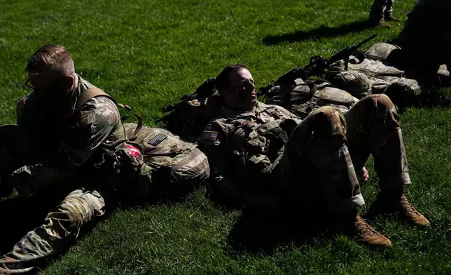 5月1日，學員在紐約西點的美國西點軍校舉行的桑德赫斯特軍事技能競賽中，於手榴彈突擊訓練環節前休息。 (美聯社圖片/Julia Demaree Nikhinson) AP圖片