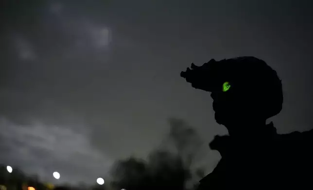 5月1日，一名學員在紐約西點的美國西點軍校舉行的桑德赫斯特軍事技能競賽中，參與陸地導航時佩戴夜視鏡。 (美聯社圖片/Julia Demaree Nikhinson) AP圖片
