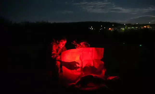 5月1日，學員在紐約西點的美國西點軍校舉行的桑德赫斯特軍事技能競賽中，於夜間陸地導航環節前在地圖上標記地點。 (美聯社圖片/Julia Demaree Nikhinson) AP圖片
