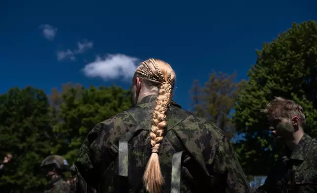 5月1日，芬蘭學員在紐約西點的美國西點軍校舉行的桑德赫斯特軍事技能競賽中，於戰術戰鬥傷員護理環節前準備。 (美聯社圖片/Julia Demaree Nikhinson) AP圖片