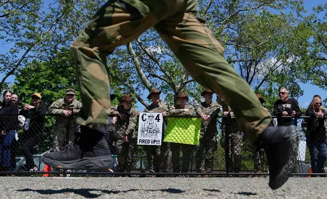 5月1日，一名學員在紐約西點的美國西點軍校舉行的桑德赫斯特軍事技能競賽中，參與體能訓練。 (美聯社圖片/Julia Demaree Nikhinson) AP圖片